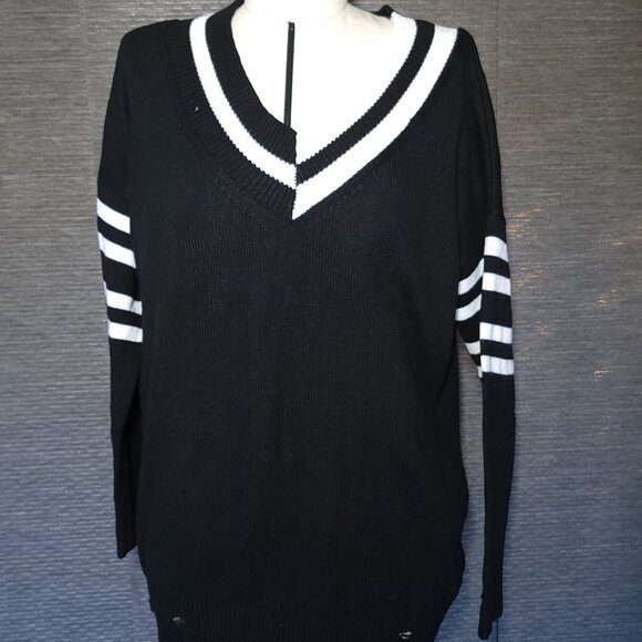 Black and White V-neck oversized distressed sweater - Picture 6 of 11